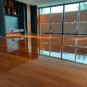 บริการทาสีเคลือบพื้นไม้ระบบไร้ฝุ่น Wood Premium Paint